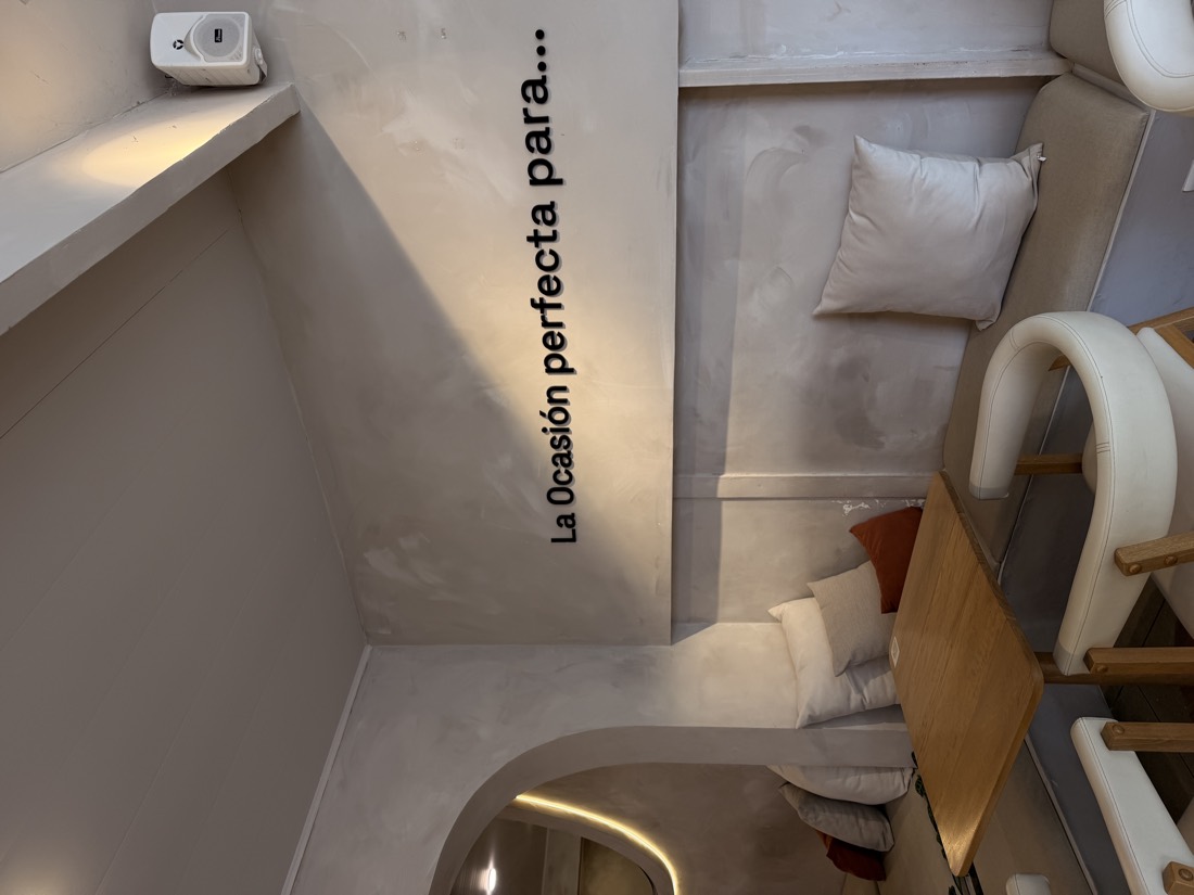Pared interior de La Ocasión con la frase “La Ocasión perfecta para…”